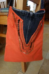 Aus alt mach neu! tante ata's Upcycling von Kleidungsstücken und Naturmaterialien